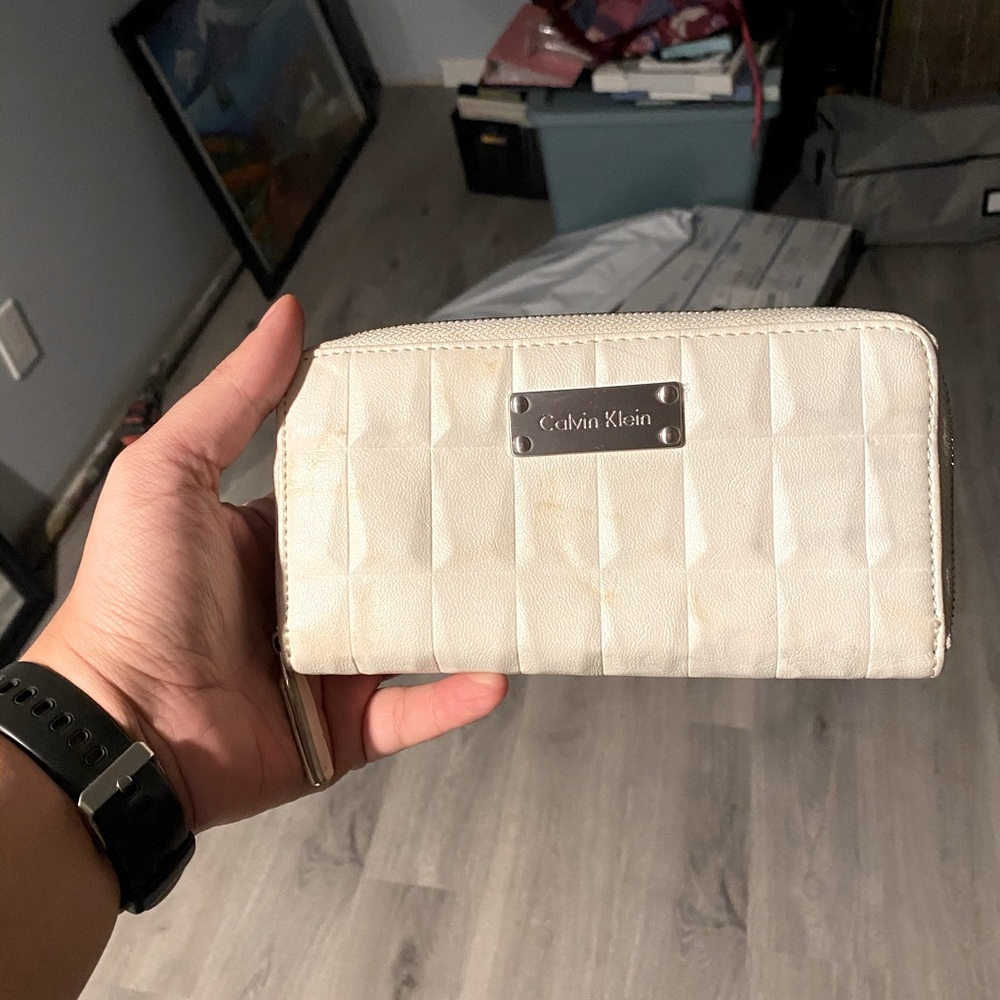 White calvin klein wallet